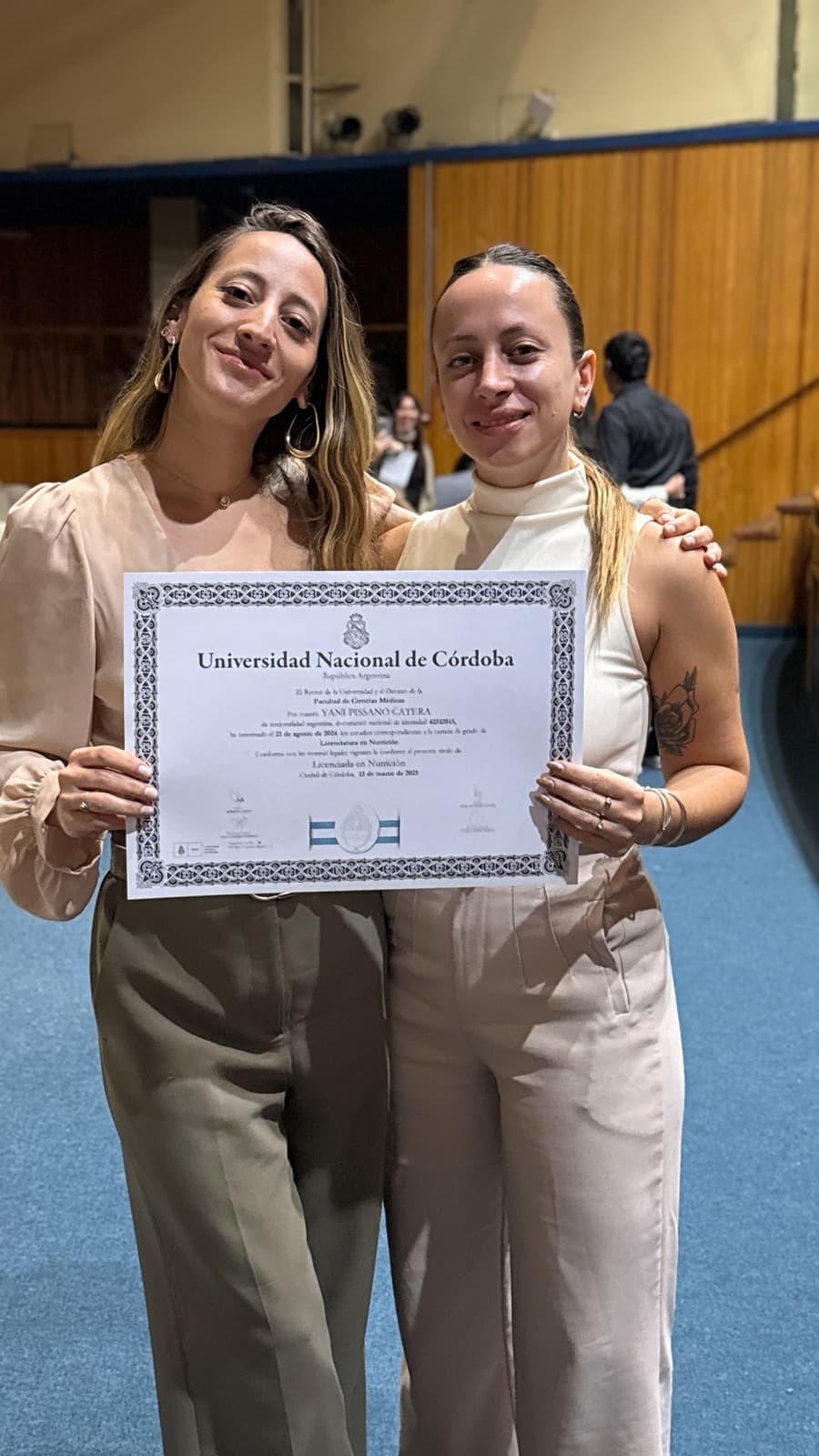 Ishtar y su hermana Yani el día de su graduación