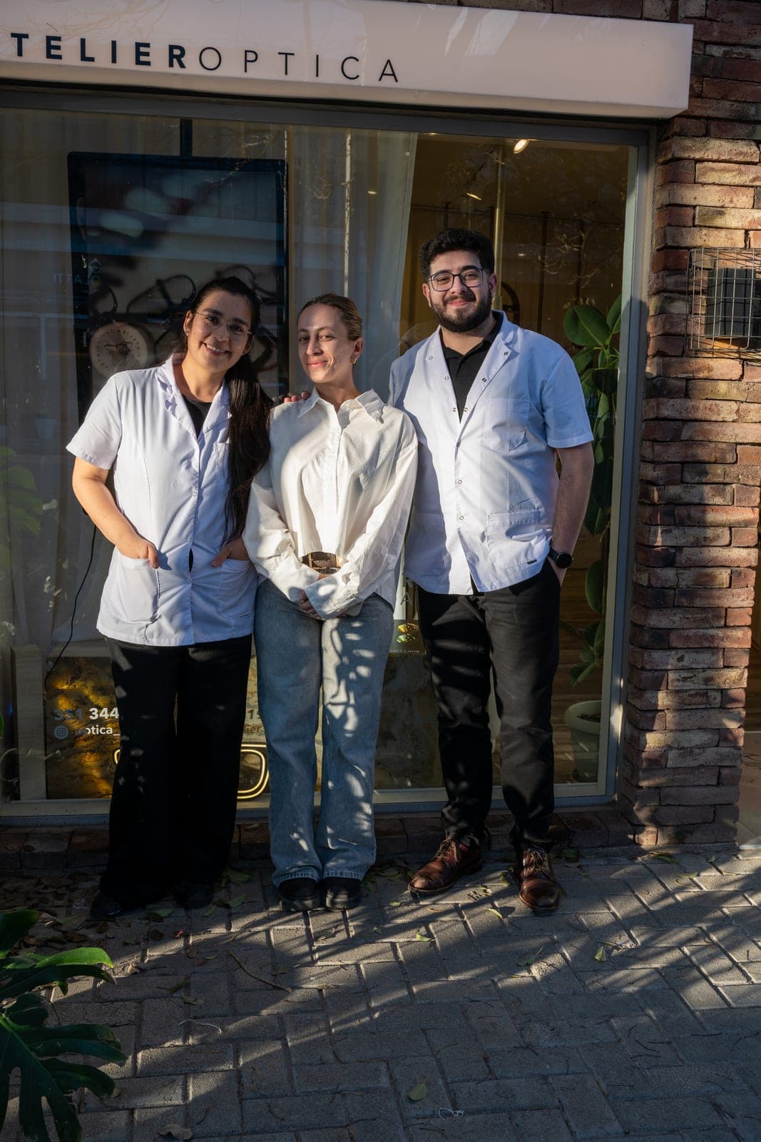 El equipo de Atelier Óptica en la puerta del local, en José Luis de Tejeda 4380, Cerro de las Rosas
