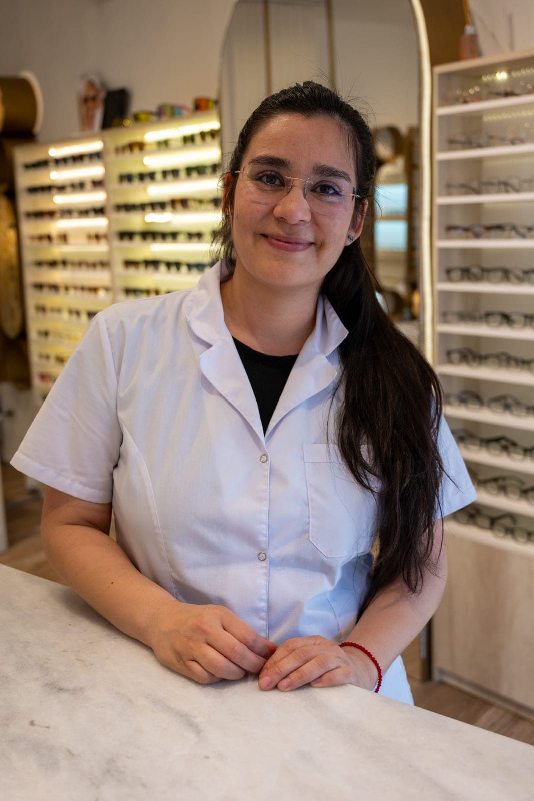 Milena, colaboradora especializada de Atelier Óptica, en el mostrador