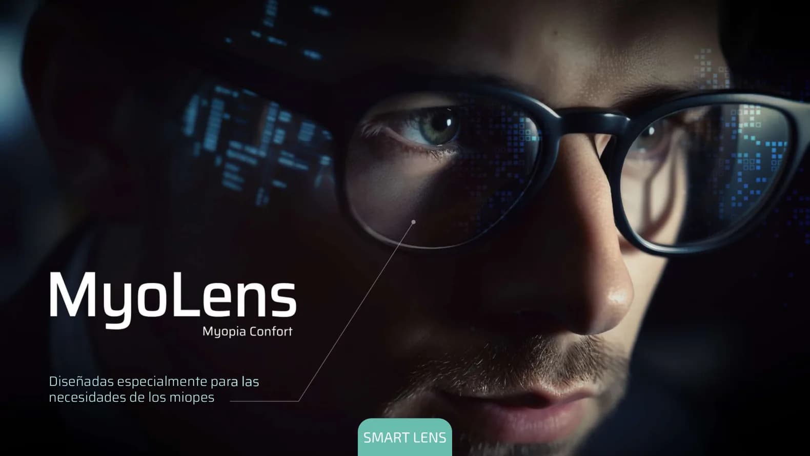 Hombre con anteojos y el logotipo MyoLens Myopia Confort de Smart Lens: diseñadas especialmente para las necesidades de los miopes.